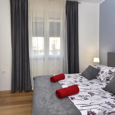 Greenvine Apartment *